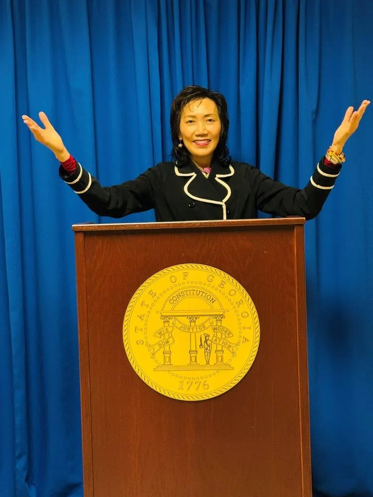 Lina presenting in-front of Audience